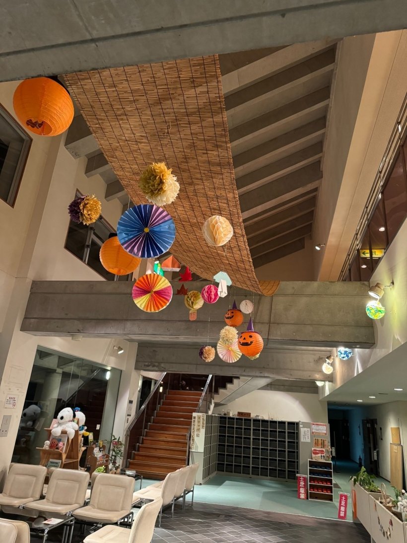 ライトに照らされたカボチャなどの飾り